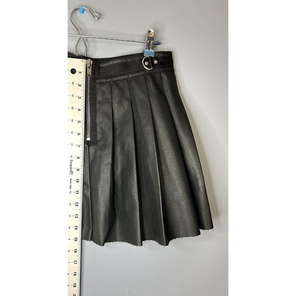 Dolls Kill Mini Skirt Womens XL Spade Black Pleated Faux Leather O-Ring Current - Picture 4 of 8